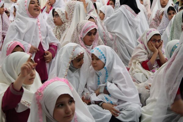 آیین جشن تکلیف دانش‌آموزان دختر شهرستان پردیس در فضایی معنوی و باشکوه