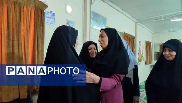 تقدیر از دانش آموزان فعال و تکریم همسر و فرزندان شهدای دبستان شاهد حاج تقی آقا بزرگ مشهد