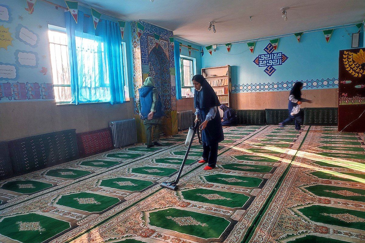 آیین غبارروبی نمازخانه مدرسه شهید معظم همزمان با حلول ماه مبارک رمضان