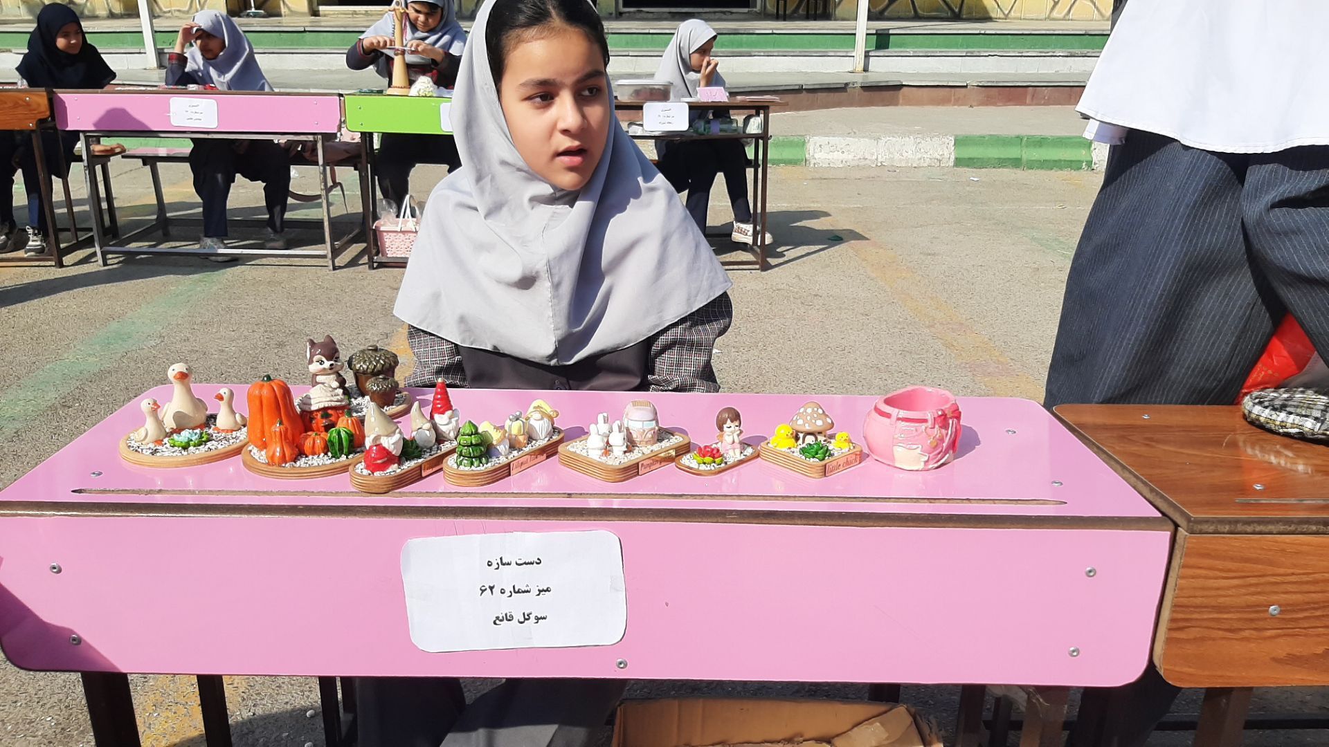 نمایش هنر و توانمندی دانش‌آموزان در بازارچه سالانه مدرسه نیایش