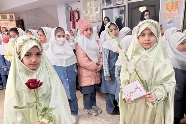 پرچم متبرک امام حسین(ع) میهمان دانش‌آموزان مدرسه زنده‌یاد قمصری