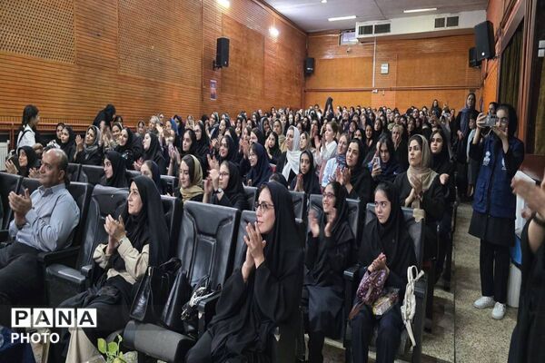 مراسم اعطای نشان سمپاد به دانش آموزان فرزانگان ورامین