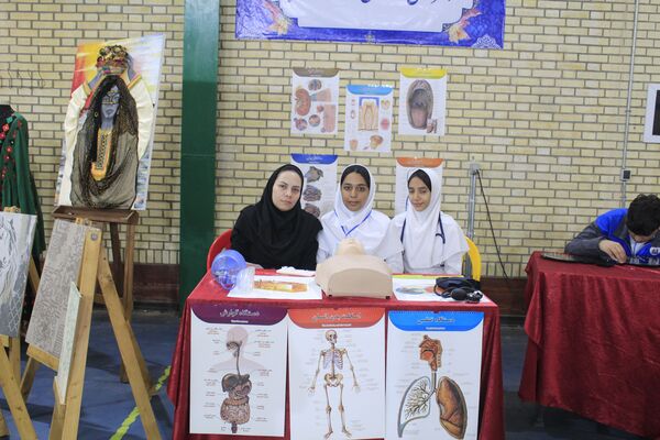 نمایشگاه دست‌سازه‌های هنرجویان هنرستان و کاردانش