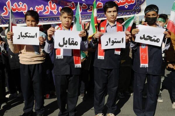 حضور پرشور دانش‌آموزان و فرهنگیان در راهپیمایی روز دانش‌ آموز در باشت 