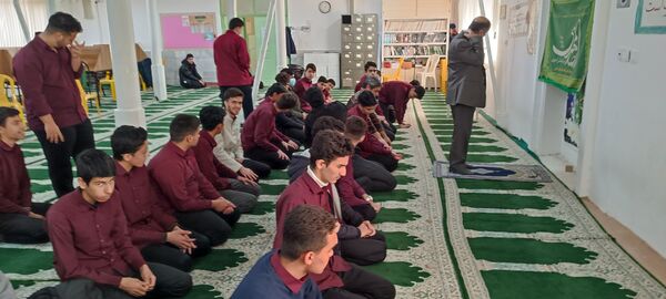 برپایی نماز جماعت در دبیرستان نمونه ایمان الله خامنه ای 
