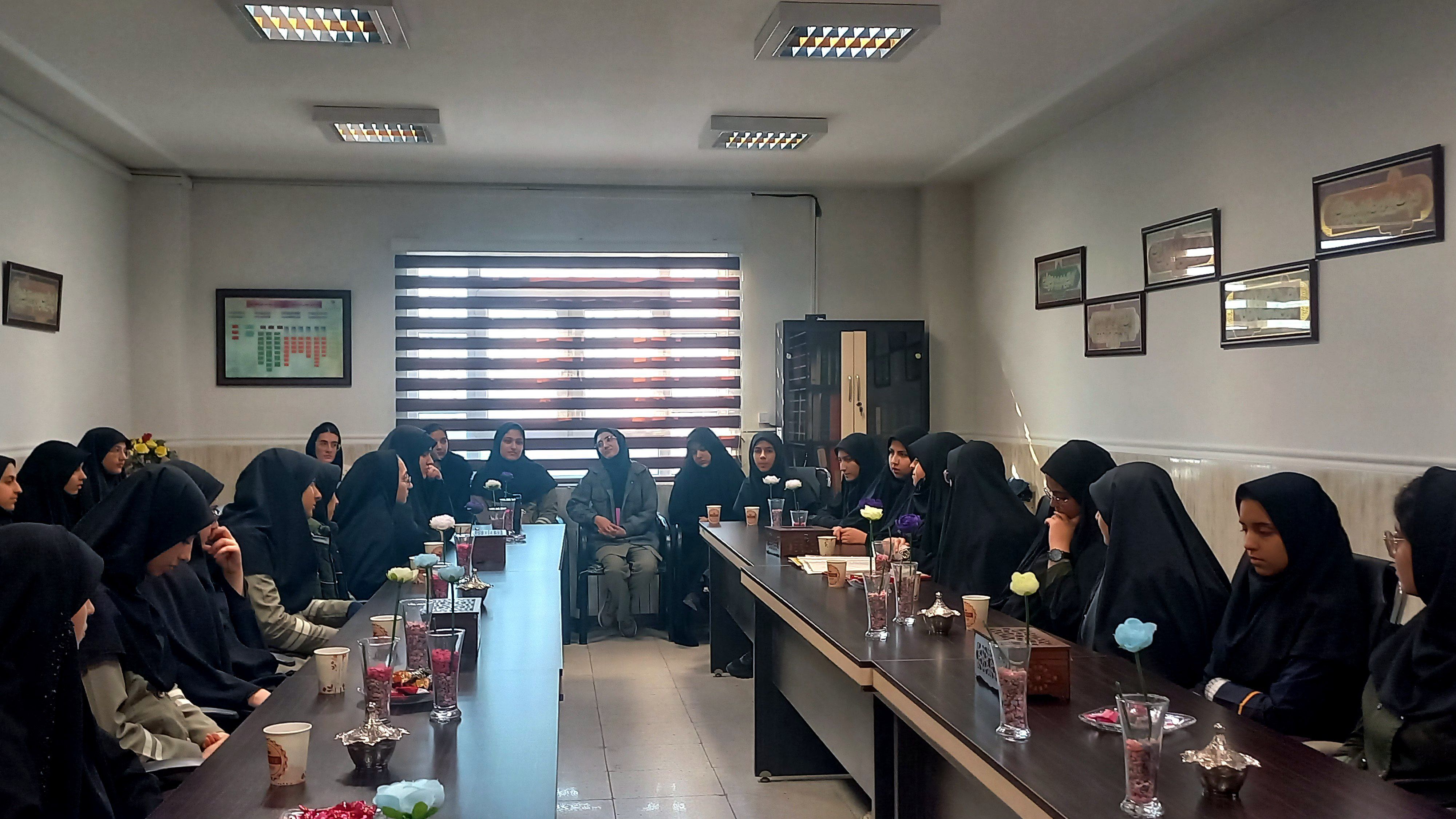 حضور مدیر آموزش و پرورش ملارد در جمع دانش‌آموزان برتر مسابقات قرآنی و فرهنگی هنری دبیرستان شاهد شهدای اقتدار