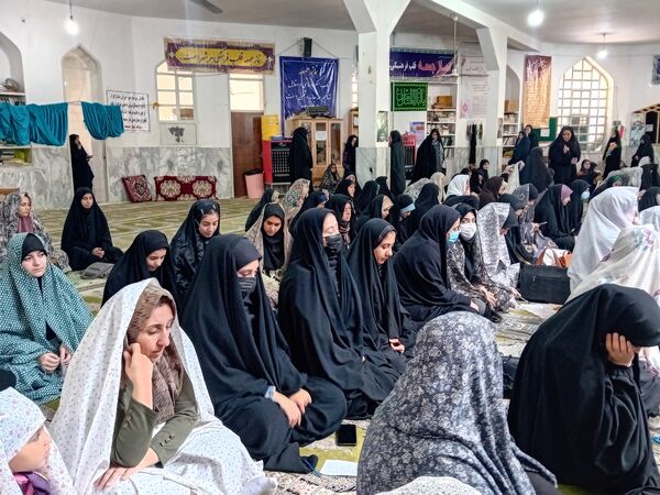 حضور دانش‌آموزان دبیرستان فاطمه الزهرا(س) و کوثر در نماز جمعه
