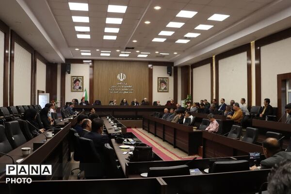 نشست معاون وزیر فرهنگ و ارشاد اسلامی با جامعه هنری تربت حیدریه 