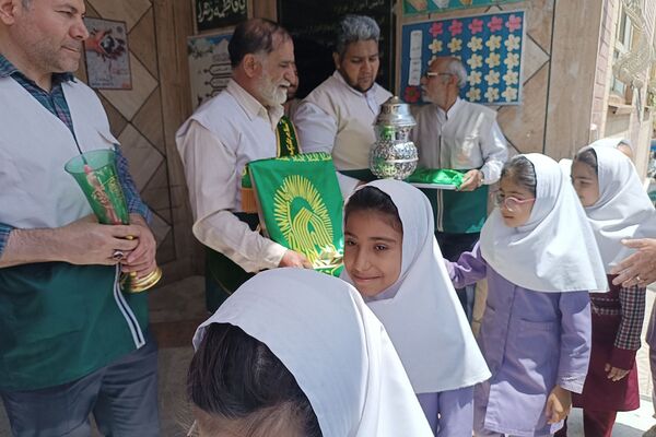 مراسم  پرچم گردانی  بارگاه حضرت علی بن موسی‌الرضا (ع) در مدرسه باهنر ملارد به مناسبت دهه کرامت