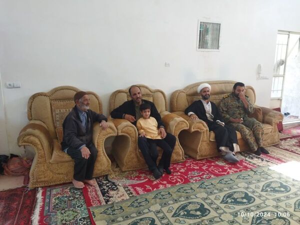 دیدار با خانواده شهدای دانش‌آموز در روستای بزنجرد شهرستان خلیل آباد