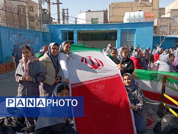 حال و هوای دبیرستان دانش‌نیا در  جشن‌های اعیاد شعبانیه و دهه فجر 