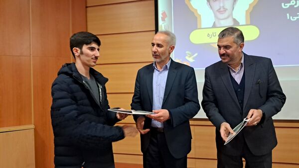 آیین تجلیل از رتبه‌برترهای کنکور ۱۴۰۳ اداره آموزش و پرورش ناحیه یک زنجان