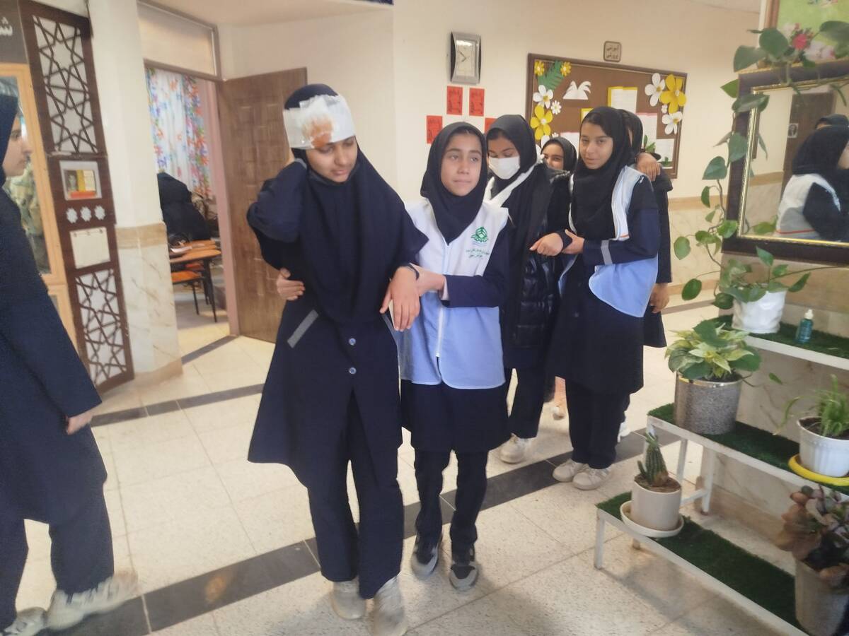 مانور زلزله در مدرسه شهید محمد آسوده روستای دهنو شهرستان خلیل آباد