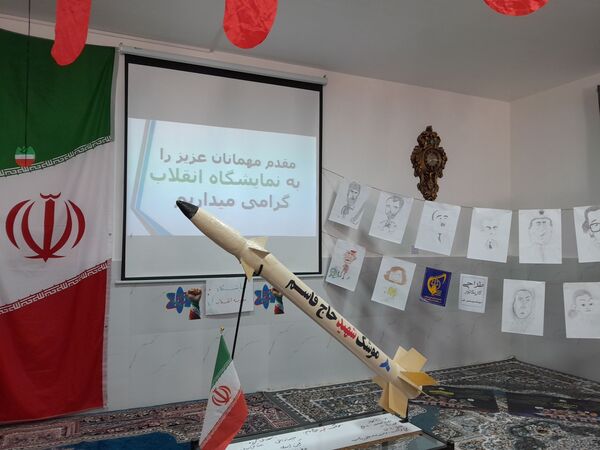 نمایشگاه انقلاب  در آموزشگاه تکتم