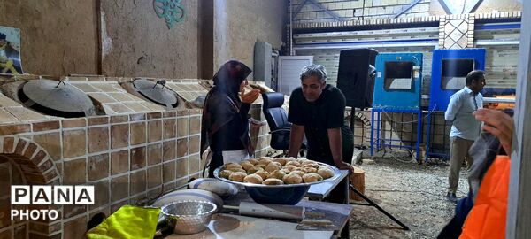 طبخ نان در تنورخانه سنتی ایران با حضور خانواده های شهدای جنگ رمضان