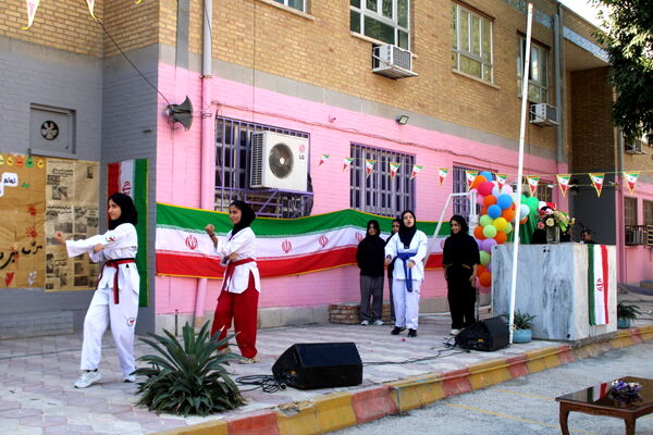 جشن دهه فجر انقلاب اسلامی در دبیرستان رضوان شهرستان بوشهر
