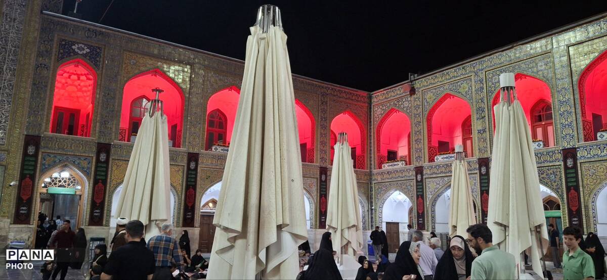 حرم امام رضا(ع) سیاه پوش عزای حسین‌(ع) شد