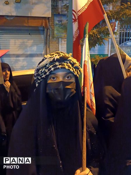 حضوری شبانه با پرچم پرافتخار ایران