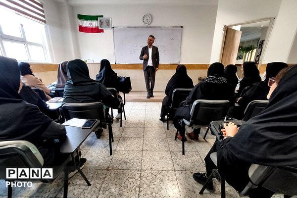  جلسه ضمن خدمت در دبیرستان نمونه‌دولتی ولایت بهارستان‌دو