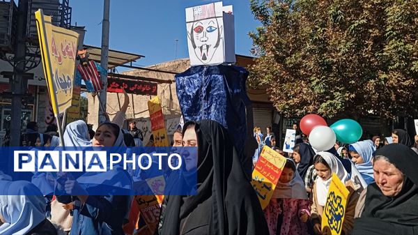 حضور پرشور دانش‌آموزان در راهپیمایی روز ۱۳ آبان