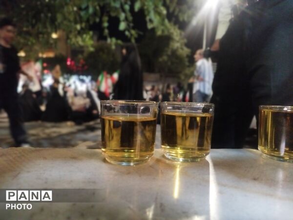 چایخانه حوزه علمیه گلشن برپا شد؛ جرعه‌ای علم و اخلاص به نیت شهدا