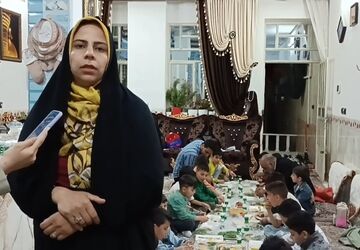 تمرین مشق و درس دانش آموزان مهریزی با پهن کردن سفره افطاری