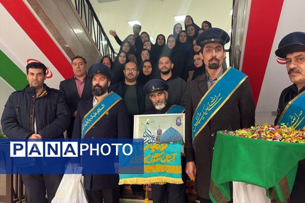 خادمان مسجد جمکران پرچم متبرک را به مدرسه شهید همت آوردند