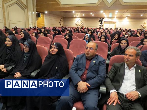 دیدار مشاور وزیر در امور زنان با دانشجویان دانشگاه فرهنگیان 