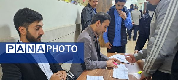  دیدار والدین با معلمان در دبیرستان ابوذر غفاری نیشابور