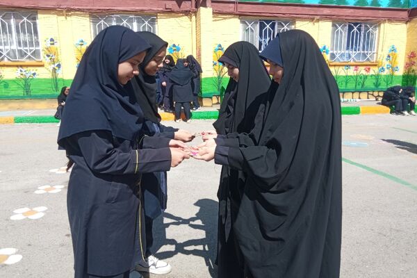 توزیع پاکت‌های امر به معروف و نهی از منکر در دبیرستان دخترانه دلیری