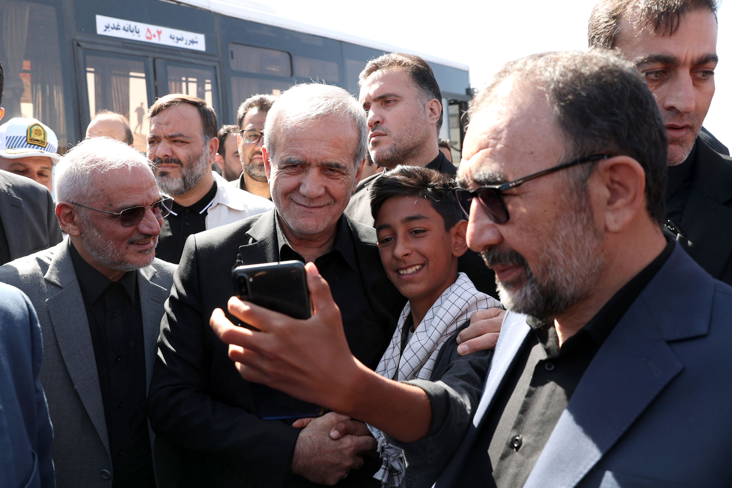 حضور پزشکیان در مسیر و میان زائران امام رضا (ع)