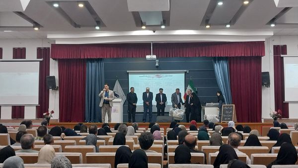 جلسه انجمن اولیا و مربیان در دبیرستان دوره دوم آرمینه مصلی نژاد