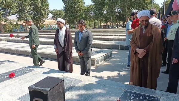 مراسم غبارروبی و عطرافشانی مزار مطهر شهدای اهر به‌مناسبت هفته دولت 
