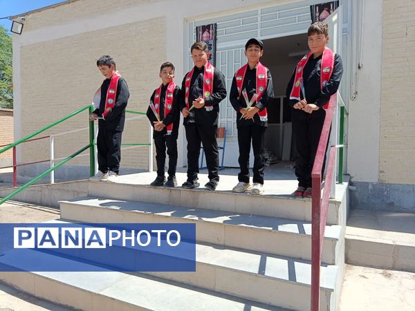 بازدید مسئولین اداره کل آموزش پرورش از وضعیت چمن دبستان شهید پسندیده فدافن