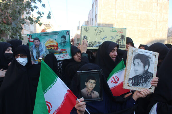 جلوه‌هایی از حضور نوجوانان در مراسم تشییع و خاکسپاری شهدای گمنام