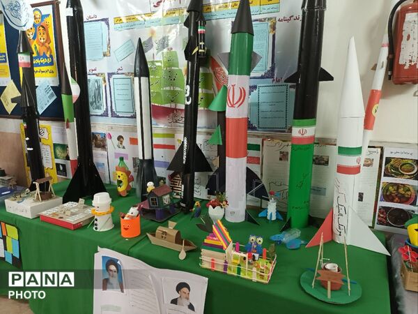 دبستان معراج منطقه ۱۰ تهران میزبان زائران مراسم تشییع رهبر شهید 