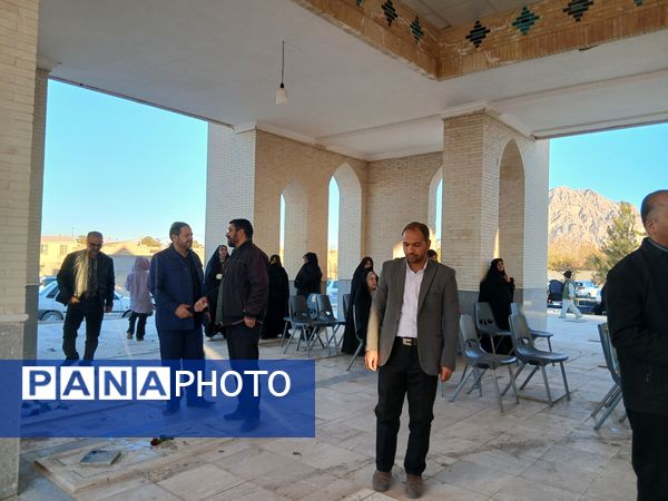 غبارروبی از قبور مطهر شهدا در شهر بخ