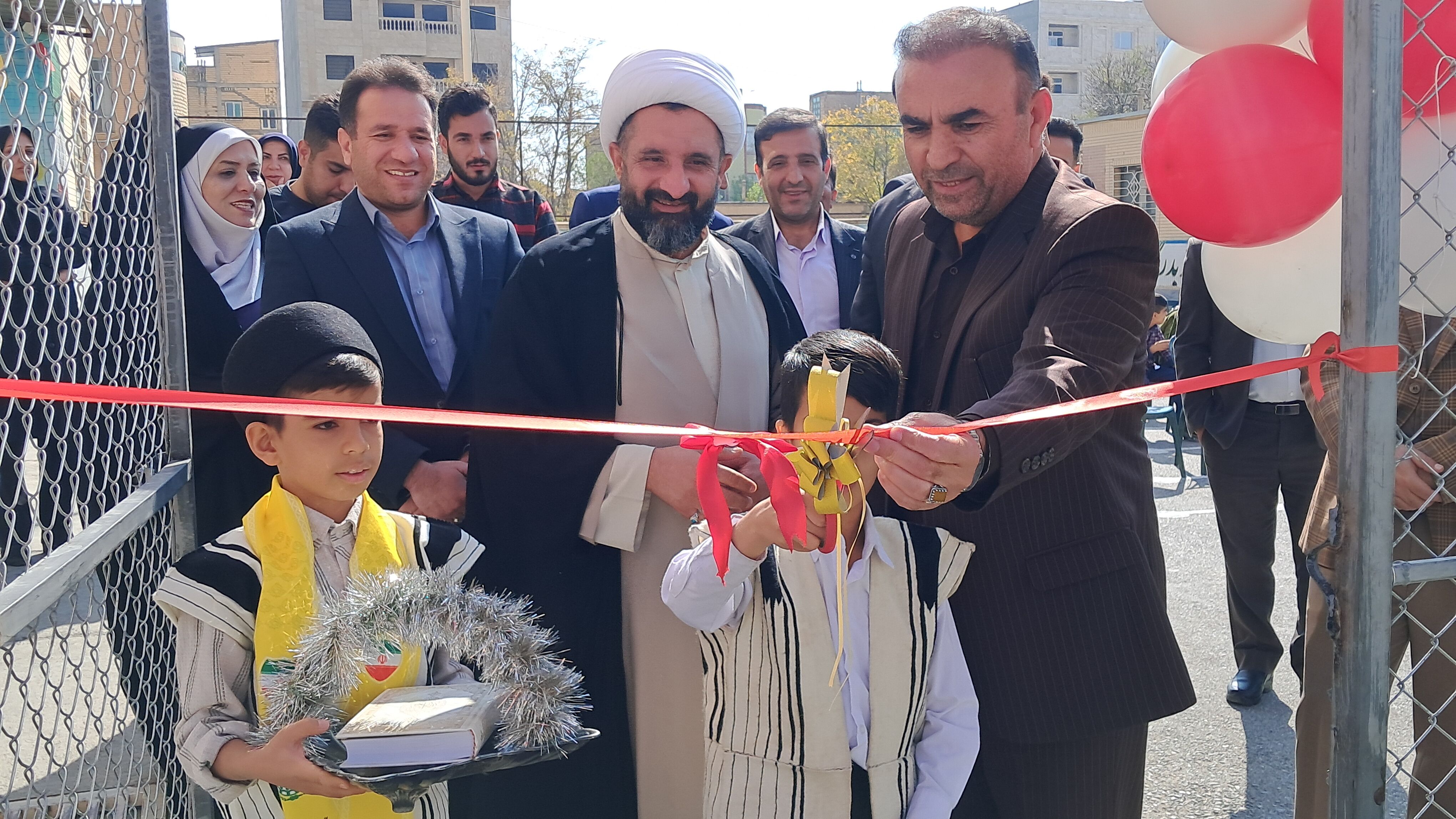 افزایش شور و نشاط دانش‌آموزان با افتتاح زمین چمن جدید دبستان امید و نوید فارسان