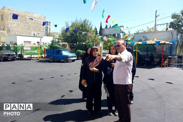آماده‌سازی مراسم بازگشایی مدارس در دبیرستان شاهد بهشت