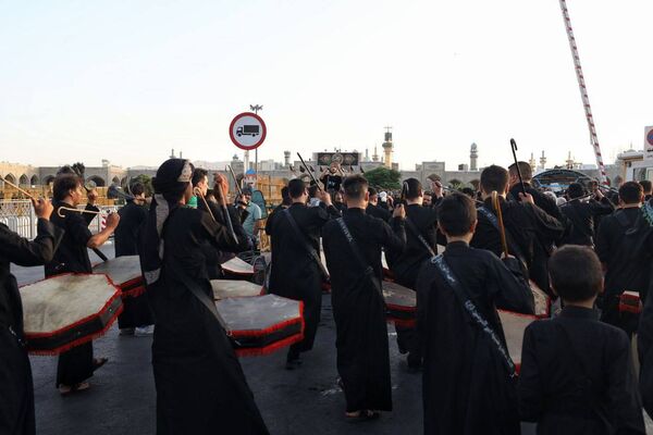 رود اشک و عشق در مسیر حرم همزمان با شکوه عزاداری هیئات‌ در خیابان‌های مشهد
