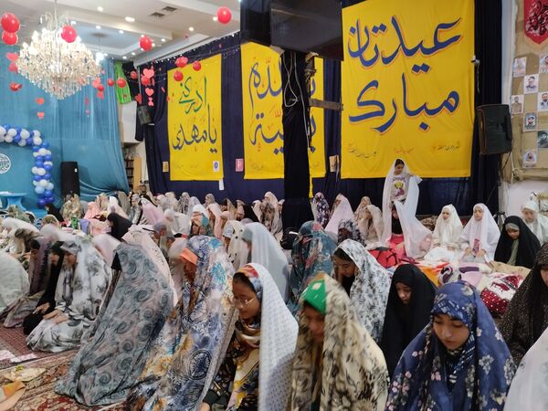 اعتکاف دختران نوجوان در مسجد سیدالشهدا مشهد