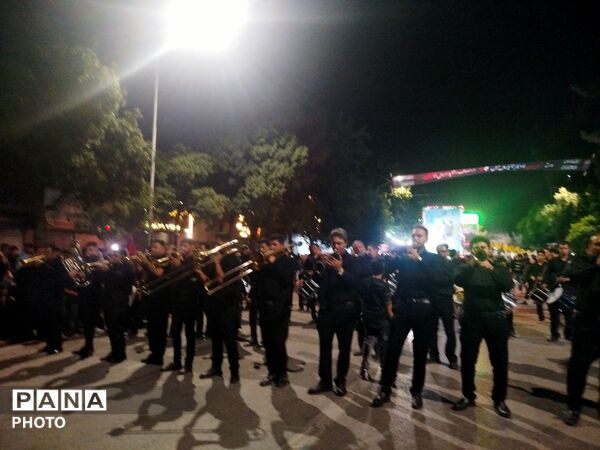 هیئت سینه‌زنی و زنجیرزنی در مسجد جامع نیشابور در شب عاشورا