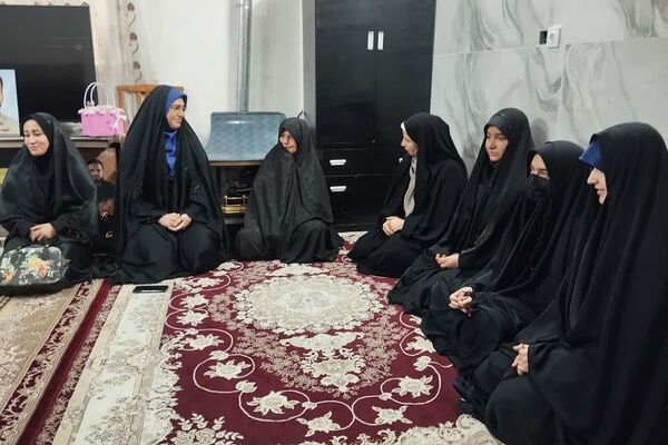دیدار دانش‌آموزان مدرسه نمونه دولتی شهیدی با مادر شهید مجید زارعی به مناسبت روز مادر