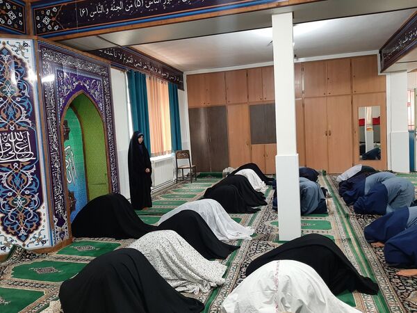زنگ نیایش همراه با بهار علم و دانش در مدرسه شهید جواهری دو