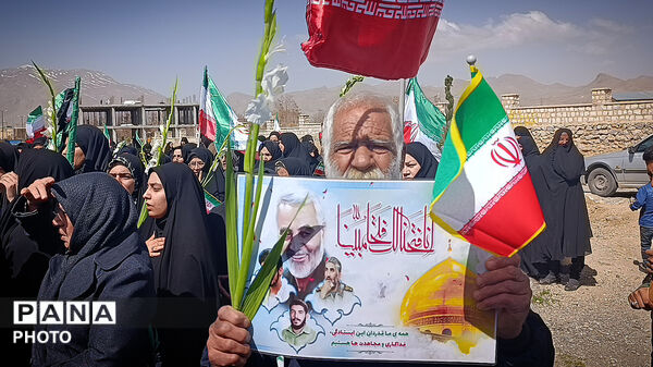 بدرقه پیکر دومین شهید شهرستان بروجن در جنگ رمضان بر روی دستان مردم 