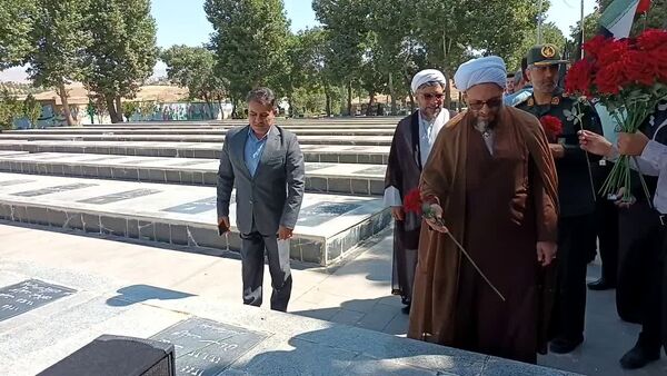 مراسم غبارروبی و عطرافشانی مزار مطهر شهدای اهر به‌مناسبت هفته دولت 