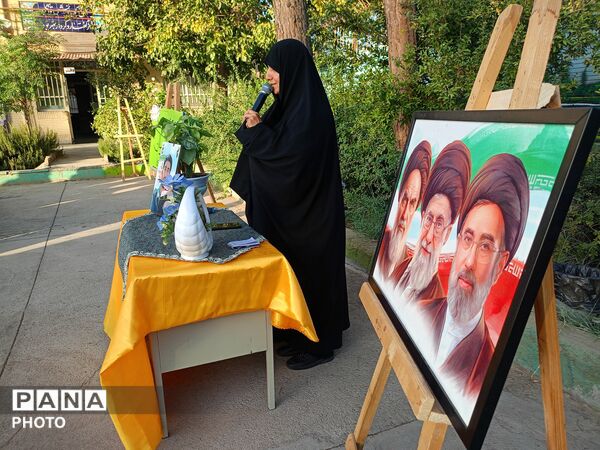 جلسه انجمن اولیا در دبیرستان دخترانه فرهیختگان