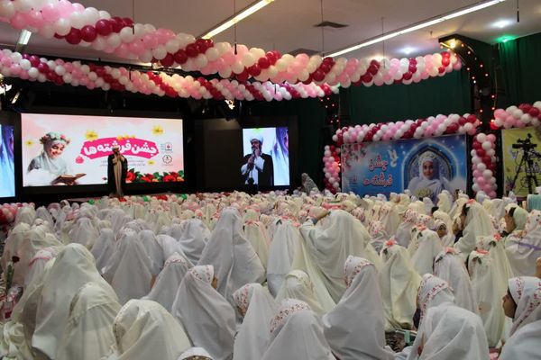 جشن عبادت ۱۳۰۰ نفر از دختران منطقه ۱۰ در مهدیه امام حسن مجتبی(ع)