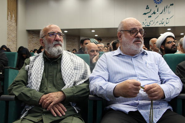 نشست بررسی کتاب همسفر آتش و برف یزد