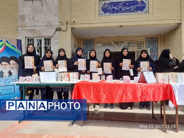 تجلیل از برگزیدگان دبیرستان ۱۵ خرداد 